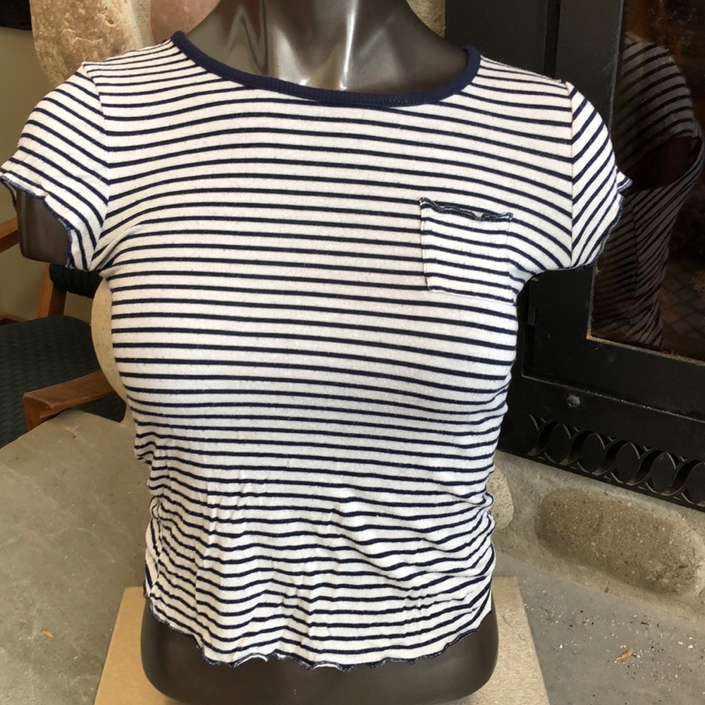 white and navy blue striped tee shirt